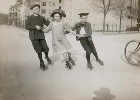 Berlin, ice-skating, middle class, children, street, practice, help, free time, three children in