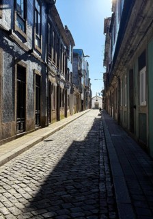 Rua do Pinheiro Street, a narrow and narrow typical street in the old town with the Capela de Nª