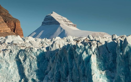 Glacier front, Ossian Sarsfjellet and one of the three mountains known as Tee Kroner (Three
