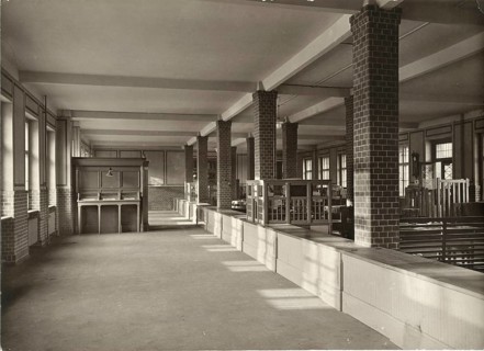 Post Office, Berlin SW 29, Kreuzberg, Bergmannstraße 72, counter, parcel handling, spacious and