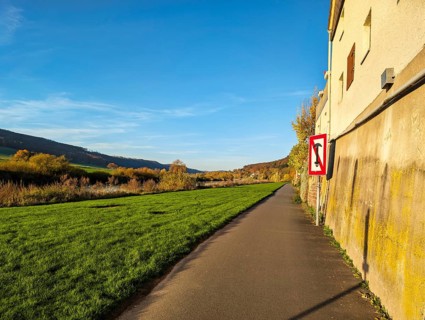 Traffic sign anchor ban, Weser cycle path, sunny autumn weather, Rühle, Bodenwerder, Rühler