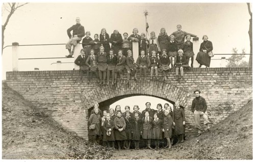 Girls, girls' class, trip, teacher, dark hiking clothes, large group of people standing and sitting