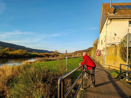Hiker looking at the Weser, sunny autumn weather, Rühle, Bodenwerder, Rühler Switzerland, Vogler,