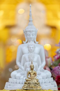 Golden Buddha (Dhyana-mudra: gesture of meditation), behind him five seated Buddhas (path to
