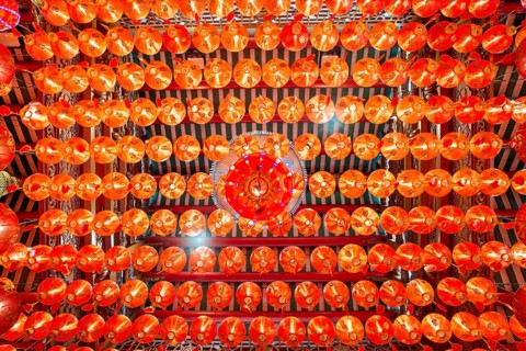 Traditional Chinese lanterns, numerous lanterns hanging from the ceiling, Wat Mangkon Kamalawat,