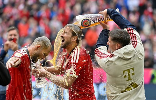 Beer shower, wheat beer shower, beer, Harry Kane FC Bayern Munich FCB (09) Konrad Laimer FC Bayern