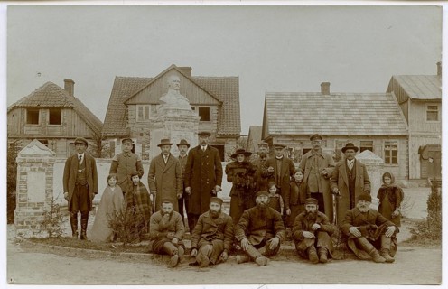 Jews, young men, woman, shtetl, small town, eastern Poland, Galicia, German-occupied Poland, group