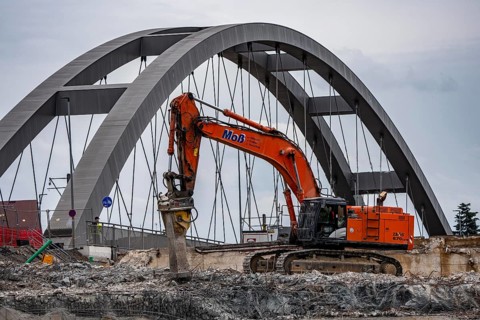 OB-Karl-Lehr bridge train, new bridge on Ruhrorter Straße in Duisburg across the Ruhr and the port