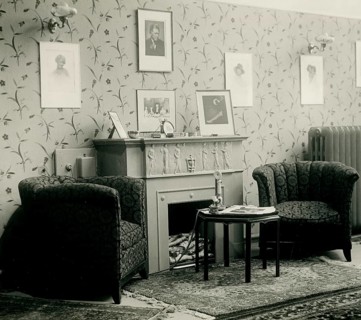 Living room, actor photos, elegant, cozy antique living room with fireplace, carpets and pictures