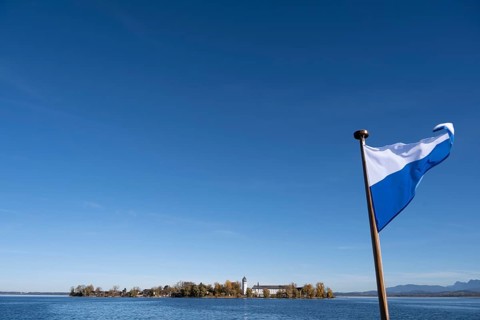 Bavarian flag, view over the lake on Fraueninsel with Frauenwörth Abbey, Fraueninsel, Chiemsee,