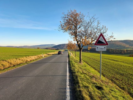 Hilly, agricultural landscape, road sign warns of slopes, sunny autumn weather, Rühle, Bodenwerder,