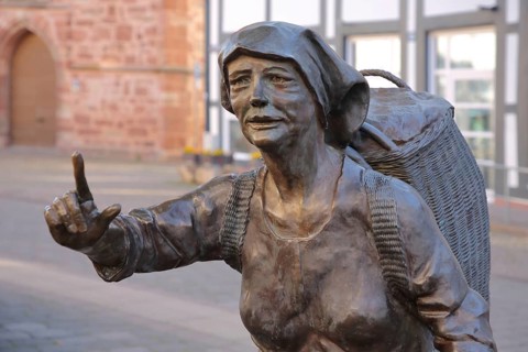 Market Women sculpture by Ewald Rumpf 2009, modern art, bronze sculpture, life-size, woman standing