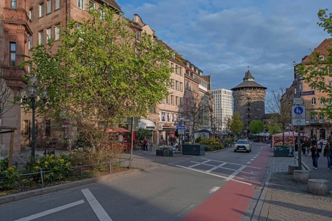 Lorenz old town with the historic Frauenturm, modern hotel buildings at the back, Königstr,