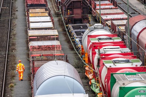 Shunters, check the assembled freight cars at the Hagen-Vorhalle marshalling yard, is one of the 9