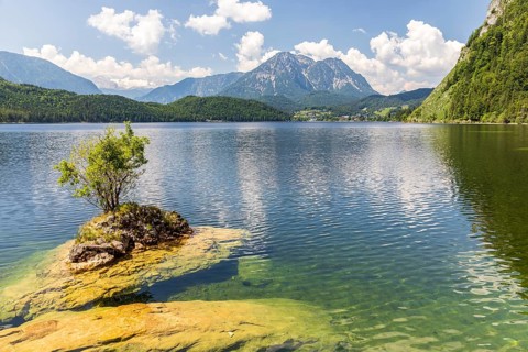 Lake Altaussee, Hohe Dachstein and Sarstein in the background, Altaussee, Styria, Austria