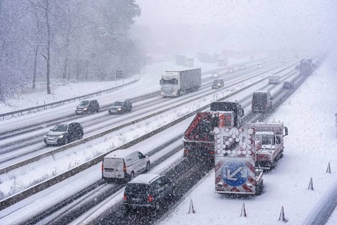The onset of winter in North Rhine-Westphalia, heavy snowfall, A3 motorway near Hilden, near