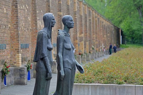 Women's group sculpture by Will Lammert 1959, modern art, bronze sculpture, life size, memorial and
