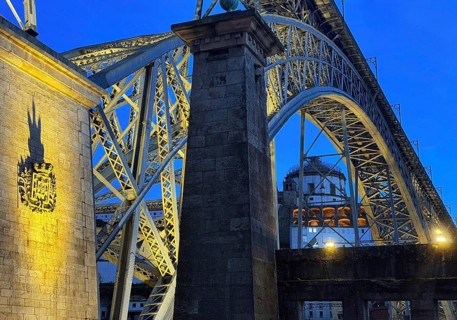 Illuminated arch bridge Ponte Dom Luis I designed by Théophile Seyrig, looking towards Vila Nova de