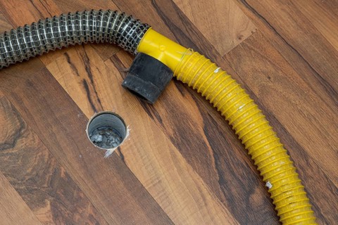 Core drilling in laminate flooring for screed insulation layer drying after water damage due to a