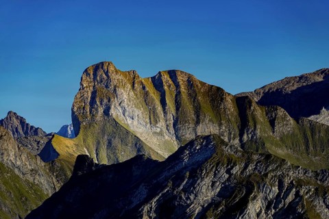 Rugged snail, 2268 m, in a group of thumbs: Sunlight over rocky ridges and alpine mats, a quiet