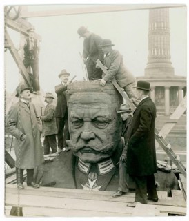 Hindenburg Memorial, Iron Hindenburg, World War I, Victory Column, men erect a large sculpture in