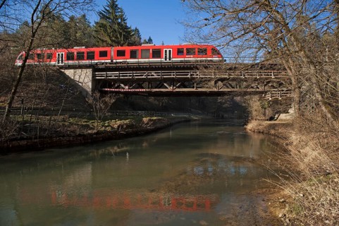 A heritage-protected railway bridge from the 19th century, Pegnitz at the bottom, a regional