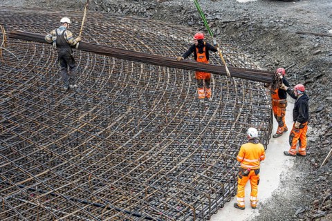 Assembly of reinforcing steel for the reinforced concrete foundation of a wind turbine, a mesh of