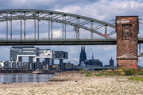 Low water in the Rhine near Cologne, view from the right bank of the Rhine over the Boller Wiesen,