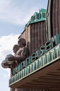 Steinmänner oder Kivimiehet, Männer mit Globus, by Emil Wikström, entrance to Helsinki Central