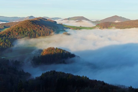 View from the Gisliflue of the Jura foothills covered in fog from the left, Wasserfluh,