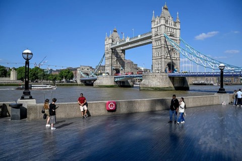 Tower Bridge over the Thames, folding bridge with two neo-Gothic towers, built 1886—1894, London,