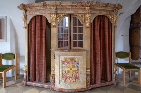 Baroque confessional in the parish church of the Most Holy Trinity, Kösslarn, Marktplatz 35, Lower