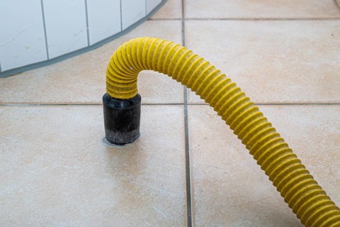 Professional screed insulation layer drying after water damage in the apartment due to a defective