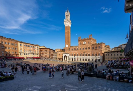 Tourists, sights and restaurants on the famous Piazza del Campo, Siena, Tuscany, Italy