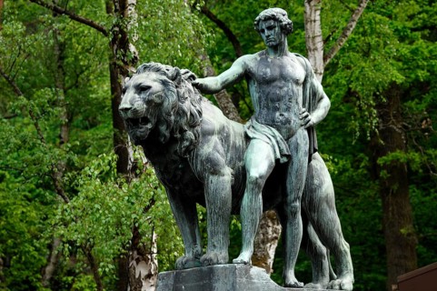 Lion and man, sculpture at the entrance of Nuremberg Zoo, Am Tiergarten 30, Nuremberg, Middle