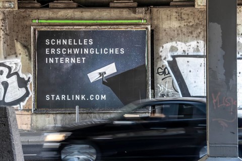 Advertising for fast Internet via Starlink, Internet access via a satellite network, from the US