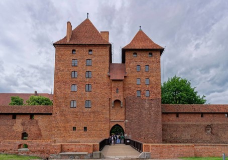 External fortifications of Malbork. The Malborku Castle, Zamek w Malborku, is a neo-Gothic lowland
