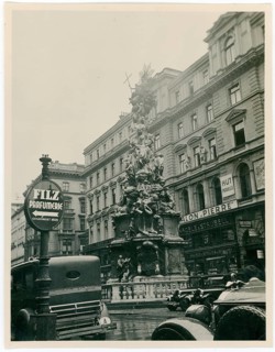 Vienna, Am Graben, Plague Column, Taxi, Salon Pierre, Rain A lively town square with a large