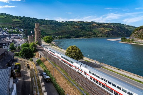IC, Intercity Zug, in the Upper Middle Rhine Valley, runs directly in front of the residential