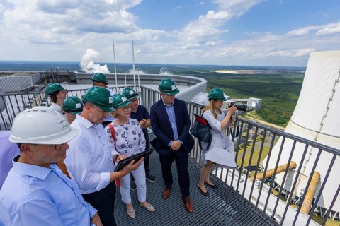 Minister of State Regina Kraushaar meets power plant manager Carsten Marschner at LEAG's Boxberg