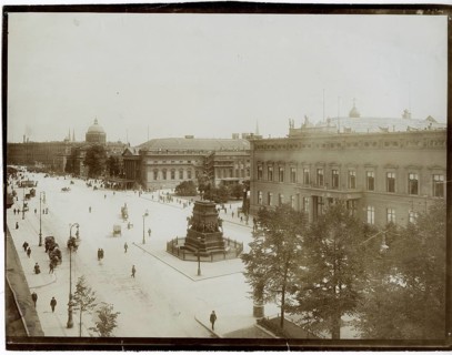 Berlin, Mitte, Unter den Linden, Crown Prince Palace, City Palace background, statue of Frederick