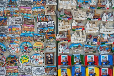 Various souvenir magnets with views of famous Florentine sights and other typical Italian motifs,