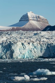 Glacier front and one of the three mountains: Tee Kroner (Three Crowns), Kronebreen or