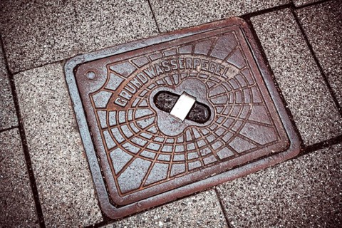 Cast iron lid with inscription groundwater level in Bergedorf, Hamburg, Germany +++ editorial use