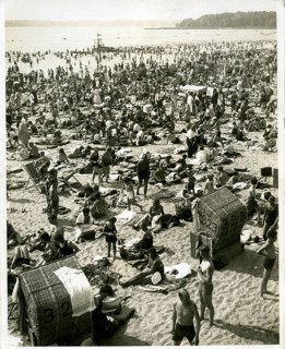Berlin, Stransbad Wannsee, summer, fun, swimming, swimwear, families, overcrowding. Lively beach