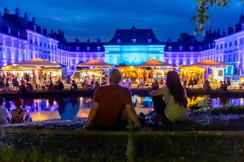 On a long promenade on the Elnhang between Loschwitz and Pillnitz, a big festival is celebrated