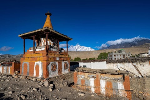 Buddhist stupa, also choerten, tsarang, mustang, upper mustang, former kingdom, Himalayas, Nepal