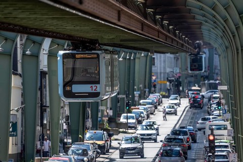 City traffic, in Wuppertal-Vohwinkel, Kaiserstraße, the Wuppertal suspension railway runs above