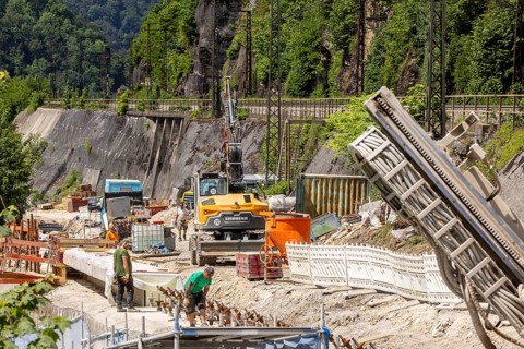 Total closure of the B10 federal road on the Geislinger Steige. New retaining structures are being