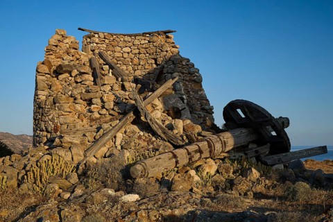 Windmill above Chorio on Mount Xaplovouni, ruin of a building with wooden parts in the foreground,